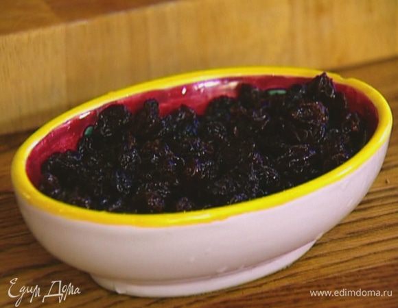 Изюм замочить в коньяке.