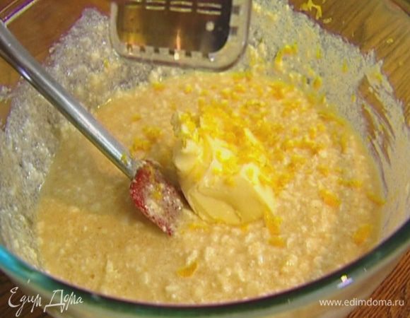 В творожное тесто добавить 100 г предварительно размягченного сливочного масла, молотый миндаль, цедру и сок лимона, все перемешать. 