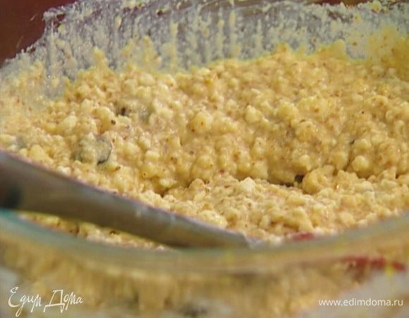 Замоченный изюм слегка отжать, выложить в творожное тесто и еще раз перемешать.