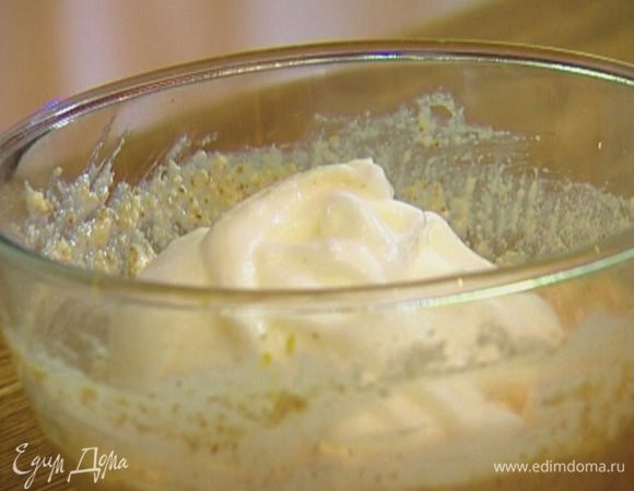 Белки посолить, взбить в крепкую пену и вмешать в тесто.