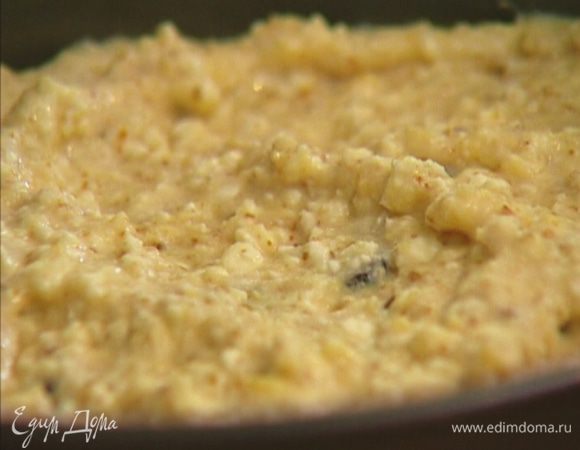 Небольшую разъемную форму для выпечки смазать оставшимся сливочным маслом и равномерно выложить в нее тесто.