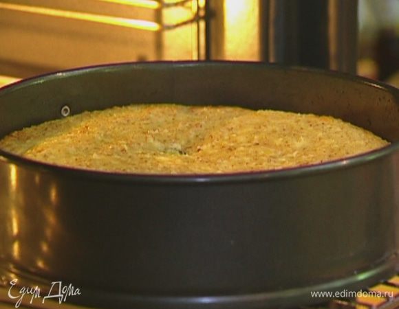 Отправить чизкейк в разогретую духовку на 35-40 минут, затем остудить и вынуть из формы.