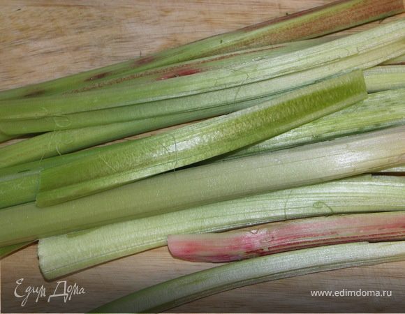 Ревень почистить слегка от самых жёстких прожилок.Будет здорово если стебле ревеня у Вас будут толстыми и мясистыми.Нарезать кусочками одинаковой длины примерно 1.2-1.5 см.