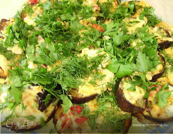 Баклажаны моем и режим кружочками, солим и оставляем минут на 20...В это время мелко нарезаем лук, натираем на мелкой терке морковку и чеснок...
Лук, морковку и чеснок пасируем на оливковом масле...В полученную зажарку добавляем майонез, немного соли и перчика...
Теперь обжариваем баклажаны...Выкладываем слоями на блюдо..Каждый слой промазываем зажаркой и посыпаем натертым на крупной терке сыром...Сверху украшаем нарезанной зеленью...И все закуска готова...Приятного аппетита..