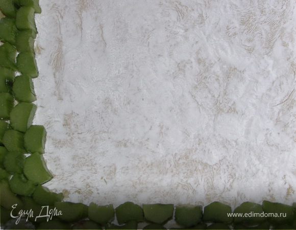 Тесто раскатать тонко и выложить в смазанную форму сделав небольшие бортики(1.5см)Посыпать тесто густо крахмалом.