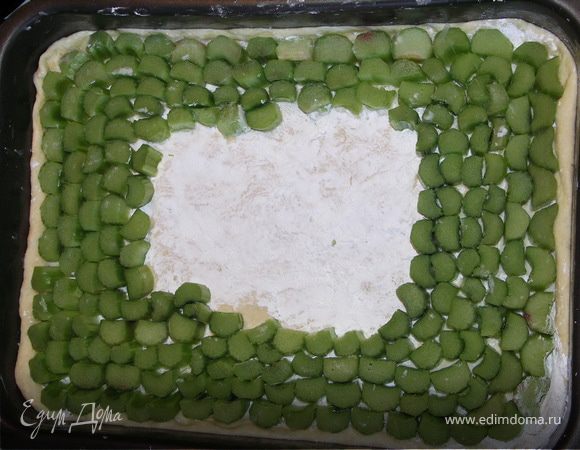 Уложить вплотную друг к другу столбики ревеня.