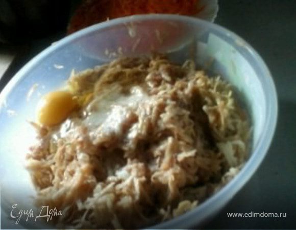 Картошку очистить, натереть на терке. Я тру на большой, посолить, добавить специи смешать с яйцом