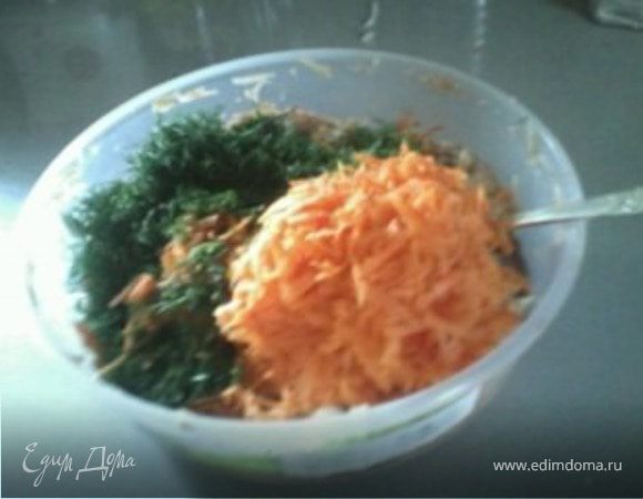 Натереть на терку морковь, лук, нарезать мелко зелень и смешать все это с картошкой, добавить пару ложек муки, в зависимости от "жидкости" теста. У меня получилось 5 ложек.