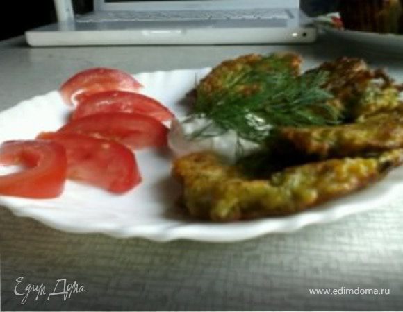 Разогреть сковородку и подсолнечное масло. Выкладывать массу на горячее масло небольшими порциями. Заразить до красивого золотистого цвета!

Подать со сметанкой. Можно сделать сметанно-чесночный соус!
Ешьте на здоровье!