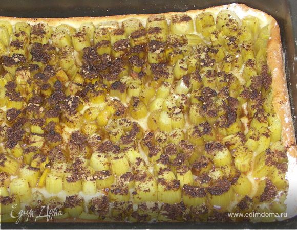 Выпекать в духовке разогретой до 190С примерно 20мин.Готовому пирогу дать немного остыть(мин15-20) и полить его жидким мёдом(количество на Ваш вкус).Оставить до полного остывания.Пирог можно посыпать жаренным рубленным миндалём,кокосовой стружкой,кусочками клубники или мятой:))Всё это очень хорошо сочетается со вкусом запеченного ревеня(я проверяла:).