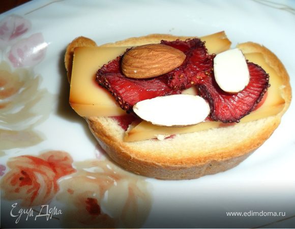 Если не нашли пластинки миндаля, как я, купите жаренный миндаль и с помощью ножа поделите его вдоль на две части. Если все таки пластинки нашлись, слегка обжарьте их в сковороде на сливочном масле.
Багет, сыр и клубнику нарезать дольками. На каждый ломтик багета ложем сыр и несколько долек клубники. На противне или любой другой форме запекаем тосты в духовке при 180 градусов до тех пор,пока сыр не расплавиться. Затем вынув из духовки посыпаем миндалем. Приятного ВАМ!!!)))