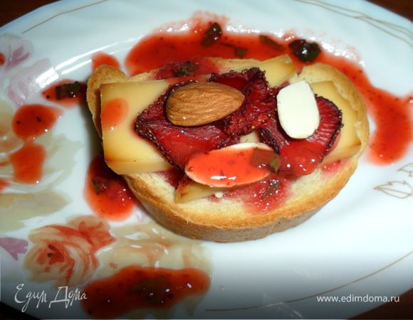 ...еще тостик можно полить клубничным супом с шампанским...http://www.edimdoma.ru/recipes/24711 