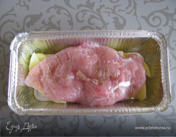 Сверху картофеля укладываем куриное филе.