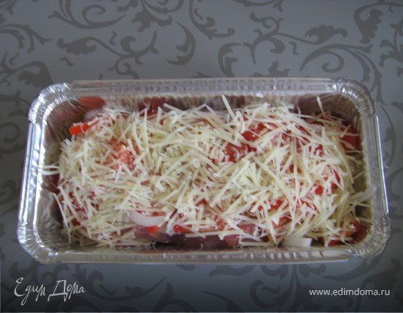 Посыпать сверху сыром.