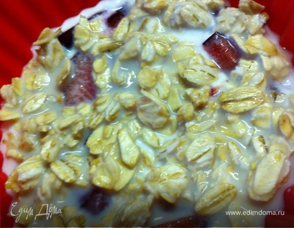 Творог взбить с белком, выложить сверху. На творог выложить нарезанную черешню. 
Оставшийся геркулес (10 грамм— 1 ст.л) смешать с 2 ст.л молока и Бейлисом, выложить сверху, как посыпушку; 