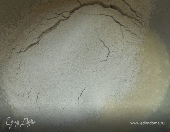 Добавить в опару соль и порциями просеянную ржаную муку.