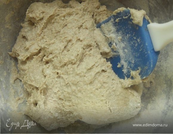Замесить тесто ***тесто будет мягким липким и на ощупь не самым приятным, но что поделать, ржаные лепешки требуют жертв:)***