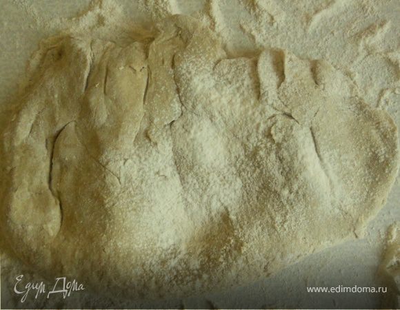 Продолжать замешивать тесто, подсыпая пшеничную муку ***уйдет достаточно много - это нормально, у лепешки будет характерная "мучная корочка"***