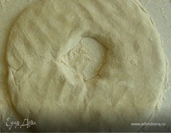 Сформировать из теста колбаску, свернуть ее кольцом, немного сплюснуть. 