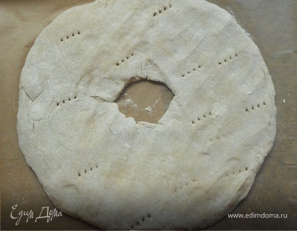 Выложить на противень, застеленный пергаментом. Наколоть в нескольких местах вилкой, накрыть полотенцем и оставить на 1 час. Затем выпекать в предварительно разогретой до 250С (температура - из рецепта, конечно, ориентируйтесь на свою духовку, у меня была меньше) духовке 20-25 минут. Остудить лепешки под полотенцем.