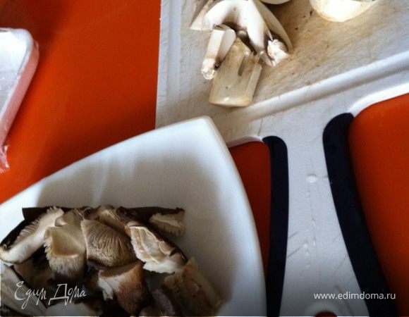 Заливаем телятину водой, доводим до кипения. Сибука заливаем водой, оставляем минут на 10. 
Лук режем тонкими полосками, грибы нарезаем, крупно достаточно. 