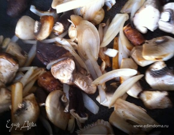 Обжариваем лук и грибы минут 5, добавляем 3 ст.л соевого соуса и немного воды, тушим еще минут 5. 
Затем добавляем все это к телятине. Выливаем в кастрюлю оставшийся соевый соус, добавляем рыбный. 
Варим до готовности телятины. 