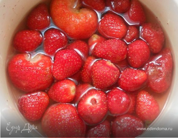 В небольшой кастрюле вскипятить воду, проварить сахар до полного его растворения. Добавить клубнику, через 1-2 минуты огонь выключить. 