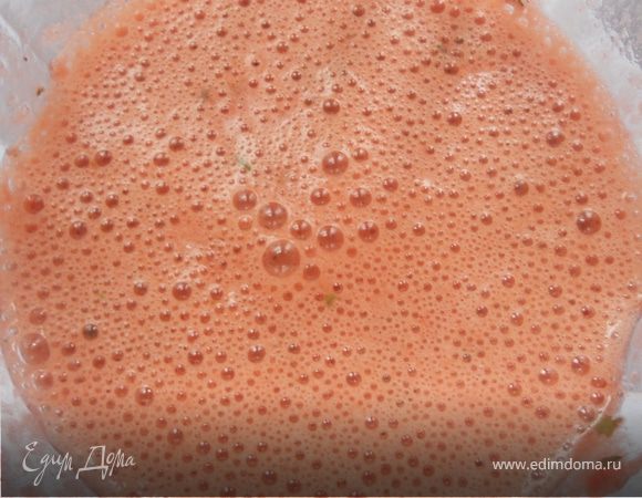 Взбить клубнику с сиропом и базиликом в блендере ***если масса достаточно густая - разбавить небольшим количеством кипяченой воды***. Перелить в пластиковый контейнер и замораживать до готовности, 2-4 часа, периодически разбивая кристаллы льда вилкой/лопаткой. ***Признаюсь, я про свое сорбе совершенно забыл и оно при застывании стало комковатым и грубым. Тут все легко исправить: нужно взбить "недосорбе" (можно с добавлением небольшого количества воды) в блендере и снова заморозить, а перед подачей дать постоять минут 15 при комнатной температуре - будет волшебно!***