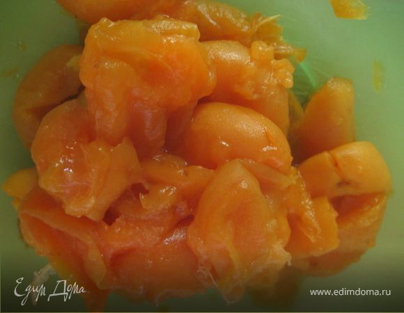 Абрикосы освободить от косточки, на крупной терке натереть шоколад(у меня было 2 квадратика). 
Перетереть все блендером.