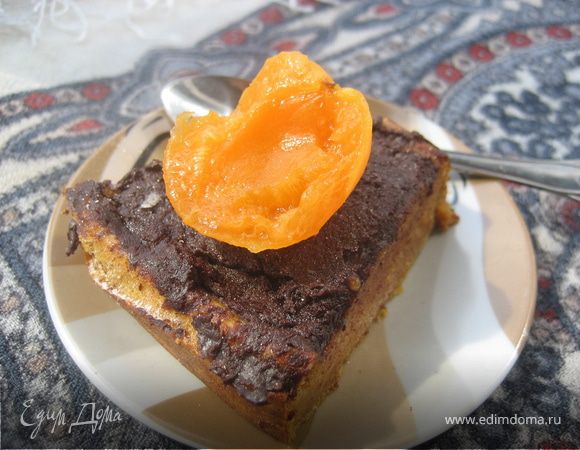 Заполнить форму,предварительно смазанную маслом. Запекать при температуре 200 градусов 35-40 минут.
Я залила мой пирожок-кекс глазурью)
Запах он истончал очень вкусный, вкус приятный, в меру сладкий, очень похож по ощущению на пирожное-картошка)
Пробуйте)