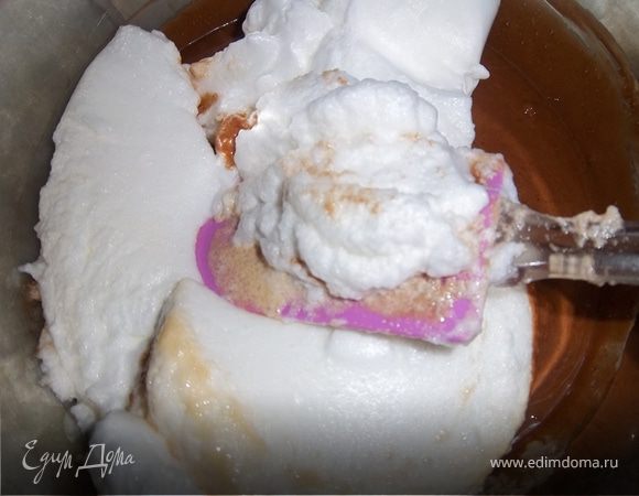 Соединить белки с шоколадной массой 