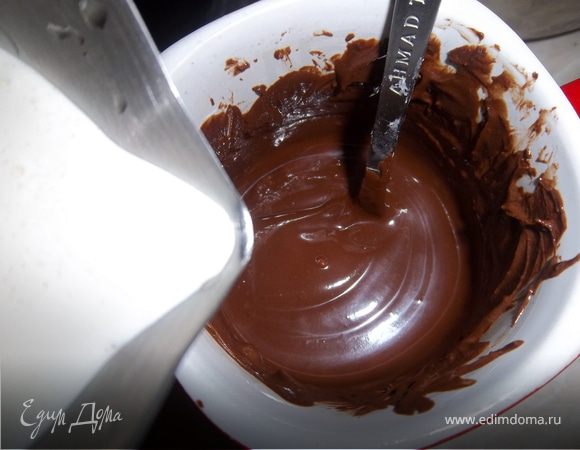 В растопленный шоколад влить сливки