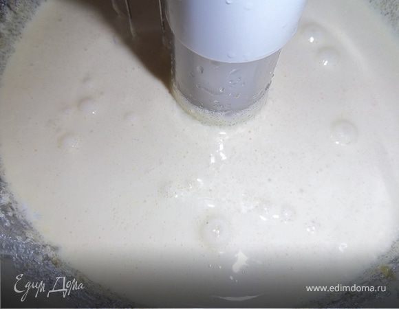 Взбить желки с сахаром