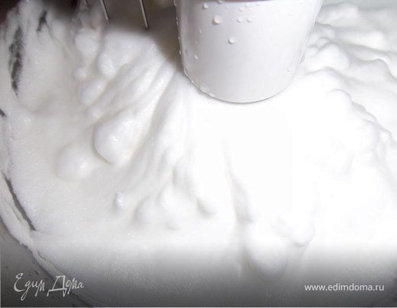 Взбить в крепкую пену белки с щепоткой соли