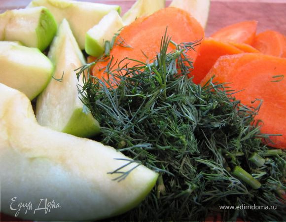 Яблоки нарезать дольками, морковь кружочками, укроп порубить, 