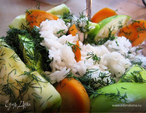 Смешать подготовленные ингредиенты с рисом, подсолить и подперчить