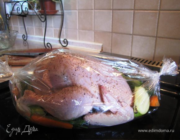 Завязываем края рукава и отправляем в духовку на 1,5 ч., в общем до готовности курицы.