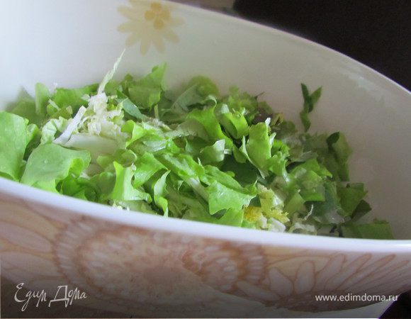 Салаты вымыть, высушить и порвать руками или порезать.