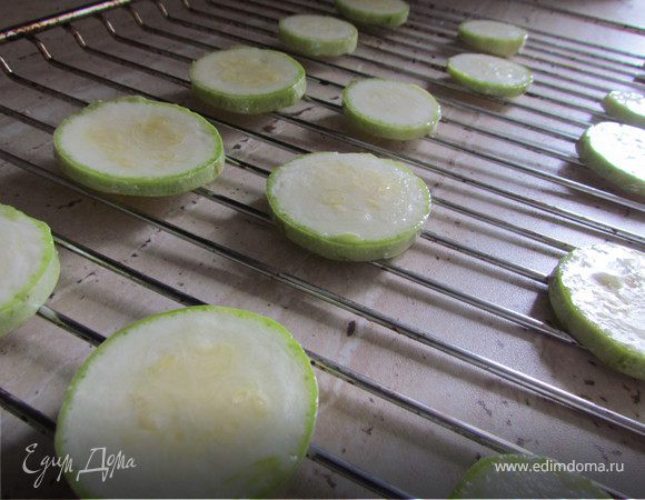 Кабачки порезать кружочками, посолить, сбрызнуть лимонным соком и оливковым маслом, выложить на решетку и отправить под гриль минут на 7 (до зарумянивания)