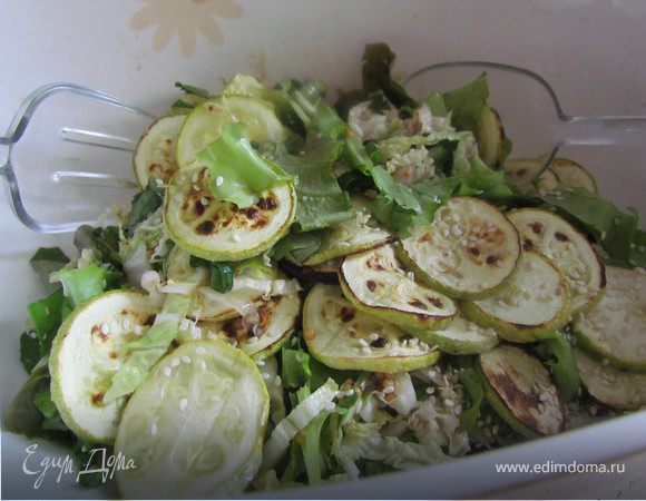 Добавить кабачки к листьям салата. Посолить, добавить бальзамик, оливковое масло, горчицу и кунжут. Салат вкусно как с теплыми кабачками, так и с холодными! Салат придумывался на ходу и оказался удивительно вкусным. Листья салата и рукола со своего огорода, молоденькая и сочная. Может по этому было так вкусно :)))