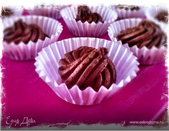 Сливки подогреть на водяной бане, добавить шоколад. Перемешать до однородной массы. Остудить. Миксером взбить до устойчивых пиков. при помощи кондитерского шприца высадить в бумажные формочки шоколадную массу