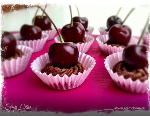 Черешню вымыть, вытереть, Усадить сверху на шоколадный трон:)