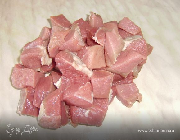 Мясо вымыть, нарезать небольшими кубиками...