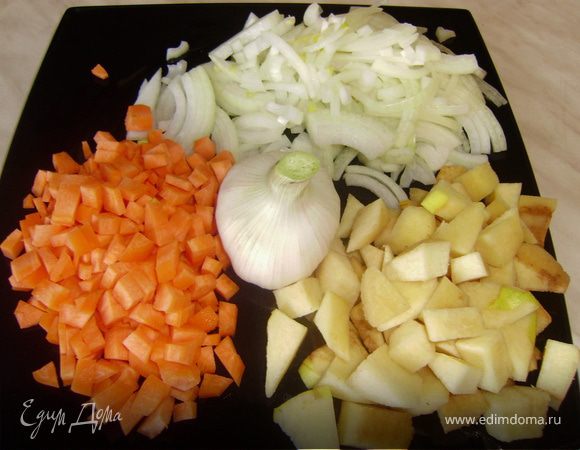 Лук нарезать полукольцами, айву дольками, морковку кубиками, с чеснока снять верхний слой шелухи..