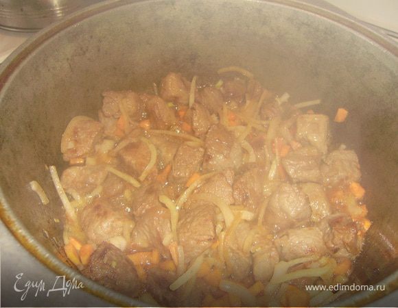 Разогреть в казане масло и обжарить мясо до золотистого цвета, добавить лук и морковку, обжарить еще минут 7...Добавить нохат и айву, залить кипятком чуть выше уровня мяса и тушить минут 25 до готовности нохата.....Посолить, поперчить, добавить кумин..