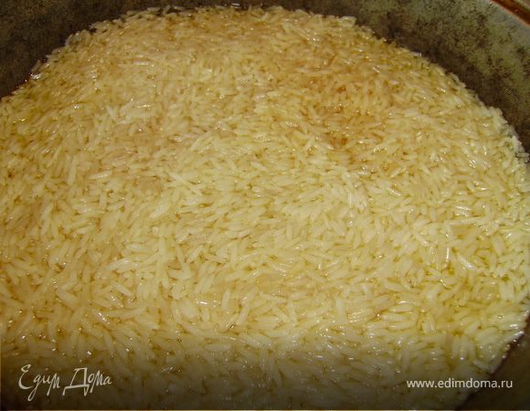 Рис выложить в казан, разровнять, долить еще кипятка, чтобы он покрыл рис на 1 см...Варить в открытом казане до полного впитывания всей жидкости около 15-20 минут...