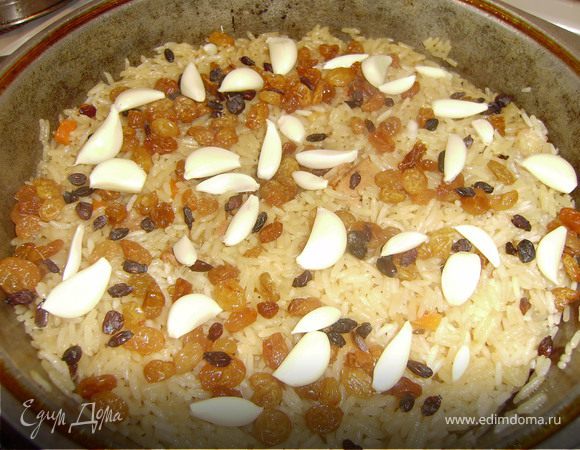 По верх риса высыпать промытый изюм, барбарис и дольки чеснока, накрыть казан крышкой и томить на слабом огне еще минут 15...