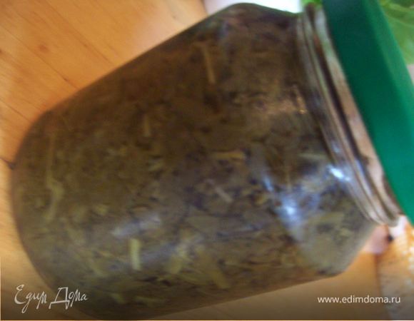 Вариант №3
Эдакий полуфабрикат для супа. На 1,5-2 литра воды мы кладем 4-5 ст.л. соли  (можно больше, но не меньше) и ставим на огонь. Начинаем резать щавель и партиями отправлять кастрюлю...С первой до последней Вашей закладки должны оставаться в кастрюле. Впринцепе Вы можете сразу все нарезать и постепенно ввести в рассол и варить, весь процесс с начала нарезки до упаковки в банки должен занять не более минут 20-30. После того как щавель уварился, Вы берете шумовку (ложку с дырочками)и начинаете выкладывать щавель в баночки (я для этого использую банки из-под горчицы...1-1,5 банки примерно порция для кострюли супа литром 2-3). Можете хранить в холодильнике, а можете и вместе со своими солениями так как огромное количество соли выступит как консервант. Когда Вы будете варить суп...выложите баночку заготовленного щавеля...суп солить не надо... а если Вам кажется что суп пересолен, то заваерните в марлю горсть риса и опуите в ваш бульон  максимум на пол часа...рис вытянет лишнюю соль..)