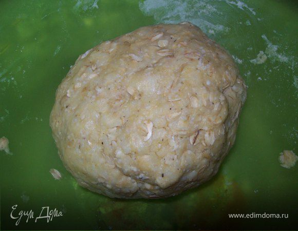 добвьте сыр ,натертый на крупной терке, молоко  и сливочное масло. Замесите из получившейся массы густое тесто.