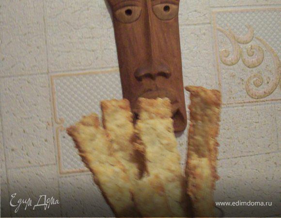 раскатайте тесто  толщиной 0,5, вырежте квадрат и нарежте его на ровные полоски шириной примено 2 см. Обрезь теста снова замешайте и раскатайте, и нарежте.
Застелите протвень пергаментом и выложите на него поски. Запекать при температупе при 220 гр. 10-12 минут...я запекала 15 до красивой румяной корочки